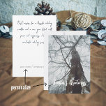 Cartes Pour Fêtes Annuelles Arbre ancien dans une forêt humide<br><div class="desc">Célébrez cette saison de vacances avec le charme d'une forêt d'hiver parfaite, capturée dans notre Carte de Vacances Photo. L'attrait principal est un énorme arbre debout majestueusement dans l'ambiance brumeuse, recouvert d'un vernis de gel. Cette carte est un moyen efficace d'envoyer vos Bonnes Fêtes les plus chaudes à tous vos...</div>