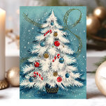 Cartes Pour Fêtes Annuelles Arbre De Noël Blanc Sur La Scène De Noël De Neige<br><div class="desc">Arbre De Noël Blanc Dans La Scène De Noël Neige Carte Postale De Fête. Ce design présente un magnifique arbre de Noël blanc et enneigé décoré dans les bois avec de la neige tombante. Quelle belle scène de vacances rétro.</div>