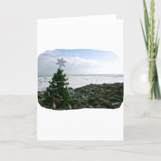 Cartes Pour Fêtes Annuelles Arbre de Noël contre les rochers de plage
