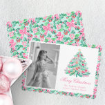 Cartes Pour Fêtes Annuelles Arbre de Noël Preppy Pink & Green Palm Beach<br><div class="desc">PreppyPrint.com - Célébrez Noël avec style! Ajoutez votre touche personnalisée à ces cartes de Noël. Transférez aussi ce design sur les produits de votre choix ! Cliquez sur "retirer du dos de la carte" sous "Logo & Independent Creator Mark" pour supprimer le code QR du dos de la carte. Veuillez...</div>