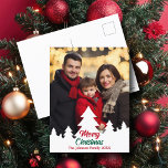 Cartes Pour Fêtes Annuelles Arbres de Noël modernes Famille Photo Rouge Vert<br><div class="desc">Cette carte postale de Noël familiale chic et moderne présente votre photo de vacances verticale encadrée par une bordure inférieure de silhouette d'arbres blancs de Noël. Personnalisez avec un script rouge et vert pour une belle carte postale de Noël avec photo minimaliste.</div>