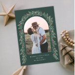 Cartes Pour Fêtes Annuelles Arc de verdure Script moderne Photo Noël<br><div class="desc">Une carte festive de Noël photo avec de l'aquarelle peinte à la main et de la typographie de script moderne. Le dos a une place pour une note plus personnelle. Cliquez sur le bouton Modifier pour customiser cette conception avec vos détails.</div>