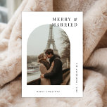 Cartes Pour Fêtes Annuelles Arch Photo Joyeux et marié Mariage de Noël Blanc<br><div class="desc">Envoyez des voeux chaleureux avec cette photo en arc de cercle Merry & Married Christmas card, parfait pour les jeunes mariés. Cette carte de Noël mariage moderne présente une typographie boho élégante en noir et blanc, idéale pour votre première année de mariage. Une simple carte de Noël, c’est le moyen...</div>