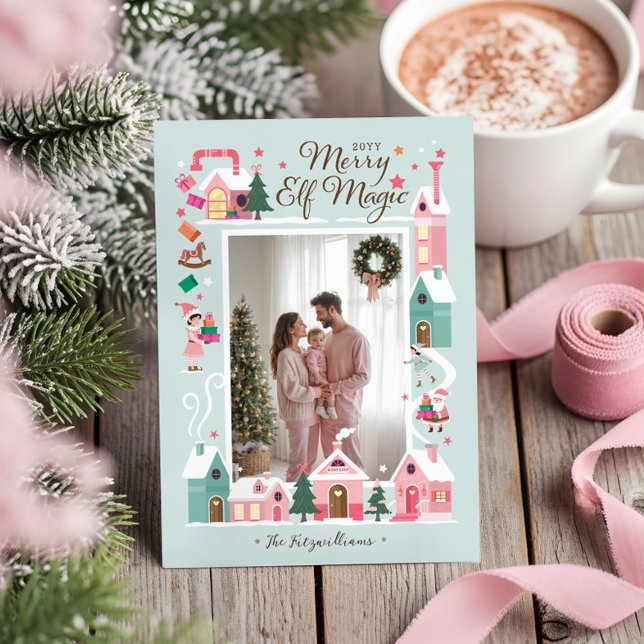 Cartes Pour Fêtes Annuelles Atelier du Pôle Nord - Elfe rose Père Noël Photo (North Pole Pink Elf Workshop Santa Photo Holiday Card)