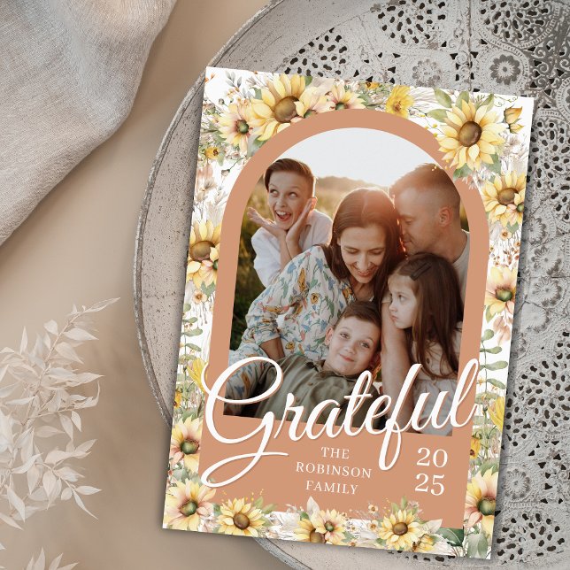 Cartes Pour Fêtes Annuelles Automne Arche D'Automne Corail Peach Grateful Than (elegant floral happy thanksgiving card with sunflowers on coral arch for family with year and name)