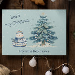 Cartes Pour Fêtes Annuelles Ayez Un Cosy Snowman De Famille De Noël<br><div class="desc">Ayez Une Carte De Noël Cosy Famille Snowman Et Arbre De Noël. Personnalisez avec votre nom de famille.</div>