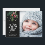 Cartes Pour Fêtes Annuelles Bagas Vermelhas | Feliz Natal<br><div class="desc">Design moderno,  com uma ilustração tirada mão e tipografia.</div>