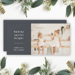 Cartes Pour Fêtes Annuelles Baking Spiritueux | Photo pour enfants design mode<br><div class="desc">Élégante carte de voeux à plat de jour férié avec une typographie classique citant "les esprits de cuisine brillants" avec une ligne de séparation et nom de famille en blanc. La décoration est de couleur gris-fusain noir bleuté. La photo, l'accueil et le nom peuvent être facilement customisés pour un design...</div>
