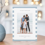 Cartes Pour Fêtes Annuelles Bande classique | Hanoukka photo verticale<br><div class="desc">Partagez vos salutations de vacances avec ces cartes photos Hanoukka avec votre ensemble photo préféré sur un arrière - plan de rayures bleu clair et blanc. Une zone de message modifiable vous permet de customiser votre Chanukah ou votre salutation de vacances. Ajoutez votre nom de famille ou vos noms en...</div>
