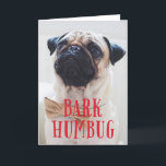 Cartes Pour Fêtes Annuelles Bark Humbug mignon Chien chiot | Photo de vacances<br><div class="desc">Ce carte photo de vacances à thème chien moderne présente un accueil sifflant rouge "bogue à l'écorce" sur une photo à fond de sang (aux bords). C'est le design parfait pour n'importe quel amoureux des chiens ! Il fonctionne très bien avec les photos en couleur ou en noir et blanc....</div>