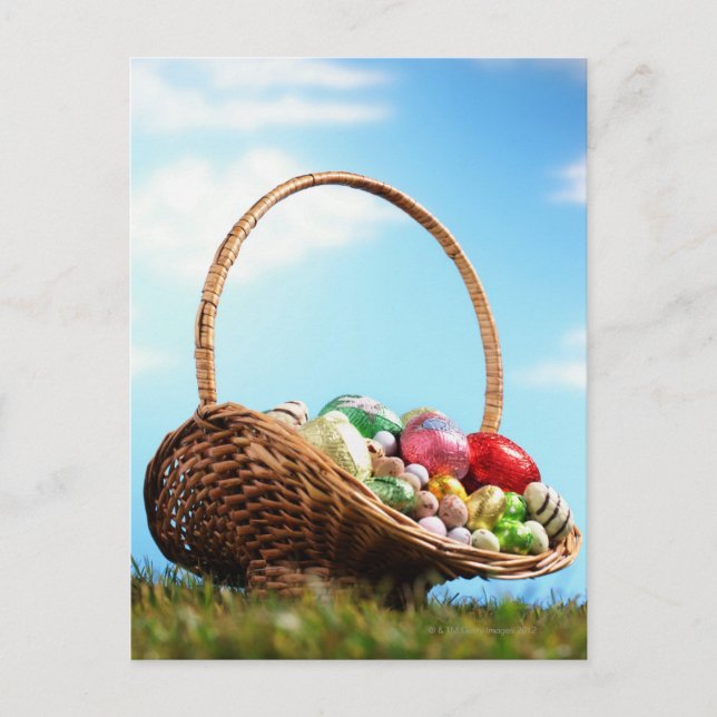 Cartes Pour Fêtes Annuelles Basket filled with Easter eggs on grass, ground (Devant)