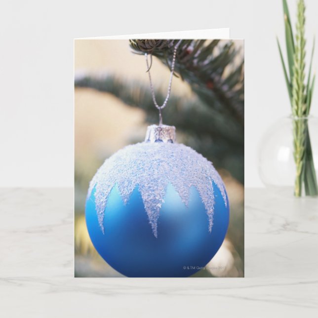 Cartes Pour Fêtes Annuelles Bauble bleu sur le sapin de Noël, gros plan (Devant)