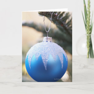 Cartes Pour Fêtes Annuelles Bauble bleu sur le sapin de Noël, gros plan