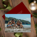Cartes Pour Fêtes Annuelles Beach Photo de famille Paix sur terre Noël<br><div class="desc">Envoyez des voeux de vacances chaudes avec une carte de Noël de la famille de la paix sur terre. Ce carte photo de plage familial capture des moments de joie au bord de l'océan, parfait pour une carte de Noël élégante photo de plage. Partagez votre amour avec un joyeux message...</div>