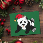 Cartes Pour Fêtes Annuelles Bear de panda de Noël mignonne à Santa Hat<br><div class="desc">Cette jolie carte d'ours de panda de vacances est un beau cadeau de Noël animal sauvage pour une personne qui aime les ours de panda qui portent des chapeaux de Père Noël rouges amusants.</div>