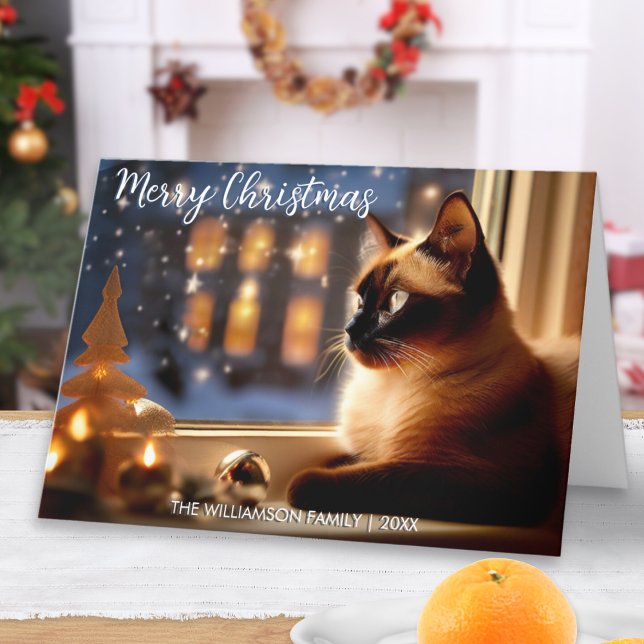 Cartes Pour Fêtes Annuelles Beau chat siamois par fenêtre Festive Noël (An elegant Christmas card with picture of a Siamese cat looking out of the window at snow and lights)