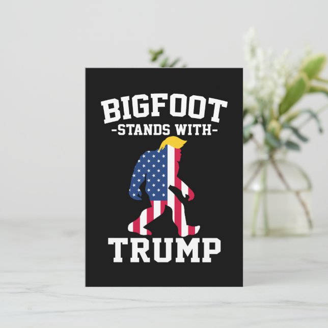 Cartes Pour Fêtes Annuelles Bigfoot Se Déplace Avec Les Élections Trump De 202 (Debout devant)