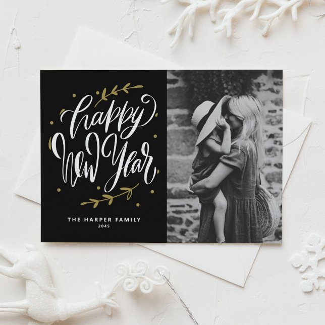 Cartes Pour Fêtes Annuelles Black Calligraphy and Wreath New Year Photo (Customizable photo Happy New Year postcard featuring modern calligraphy and wreath.)