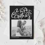 Cartes Pour Fêtes Annuelles Black Modern Calligraphy Photo Joyeux Noël<br><div class="desc">Joyeux Noël! Envoyez des voeux de Noël à votre famille et à vos amis avec cette carte de Noël personnalisable. Il présente une calligraphie moderne et un script simple sur un arrière - plan noir. Personnalisez cette carte de Noël de calligraphie moderne en ajoutant votre photo, message et noms. Cette...</div>