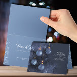 Cartes Pour Fêtes Annuelles Bleu de Noël Petits objets pliés<br><div class="desc">Une petite carte de voeux pliée de 4, 5 x 5, 6 pouces présente un bel arbre de Noël bleu et des ornements sur le devant et votre accueil personnalisé à l'intérieur.</div>