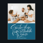 Cartes Pour Fêtes Annuelles Blue Envoyer l'amour de notre bulle à votre photo<br><div class="desc">Envoyez l'amour de notre bulle à vous ! Envoyez vos souhaits de vacances en famille et entre amis avec cette carte postale personnalisée. Il présente une calligraphie moderne sur un arrière - plan bleu. Personnalisez en ajoutant le nom et la photo.</div>