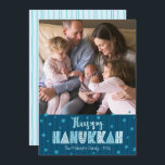 Cartes Pour Fêtes Annuelles Blue Happy Hanoukka Photo Modern Fun Typographie<br><div class="desc">"Bonne Hanoukka." Une typographie artisanale amusante, ludique et fantaisiste, accompagnée d'une Star of David motif aléatoire en bleu poussiéreux recouvrant des lignes dessinées à la main bleu marine de minuit sur un arrière - plan bleu turquoise foncé, ainsi qu'une photo de votre choix, vous aide à ouvrir Hanoukka. Des lignes...</div>