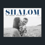 Cartes Pour Fêtes Annuelles Blue Shalom Bold Typographie Hanoukka Photo<br><div class="desc">Heureux Hanoukka ! Envoyer Hanoukka souhaite à la famille et aux amis avec cette carte postale Hanoukka moderne personnalisable. Il présente SHALOM en caractères gras. Personnalisez en ajoutant des noms et une photo. Cette photo Happy Hanoukka carte postale est disponible dans d'autres cartons.</div>