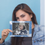 Cartes Pour Fêtes Annuelles Blue Watercolor Snowflakes Hanoukka Holiday Photo<br><div class="desc">Jolie et amusante, cette carte postale de vacances est le moyen parfait pour envoyer des Bonnes Fêtes à des amis et à la famille. Comprend un nuage d'aquarelle bleu avec la neige blanche et bokeh. Remplacez le modèle photo par le vôtre. Le texte à l'avant et à l'arrière peut être...</div>