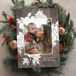 Cartes Pour Fêtes Annuelles Bois rustique | Naturel | Noël de la photo florale<br><div class="desc">Ce magnifique carte photo de vacances présente des fleurs découpées en blanc sur un arrière - plan de bois faux naturel. Le design floral est peint sur le bois. Facile à personnaliser ! Le dos contient un design en bois assorti.</div>