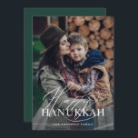 Cartes Pour Fêtes Annuelles Bonne Hanoukka | Élégant script photo vert foncé<br><div class="desc">Cette carte Hanoukka simple et élégante dit "Happy Hanoukka" dans un mélange de texte moderne audacieux et de calligraphie classique,  sur une photo superposée sur votre photo de famille préférée. Le dos de la carte est d'une couleur vert émeraude foncé.</div>
