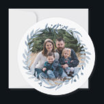 Cartes Pour Fêtes Annuelles Bonne Hanoukka Festival of Light Blue Wreath Photo<br><div class="desc">Happy Hanoukka Festival of Light Blue Wreath Photo carte de vacances à plat de Ricaso - une étonnante aquarelle bleu wreath conception de cadre photo, le bleu et le blanc ne sont pas trop puissance laissant votre photo au centre de l'attention - le texte délicat sur le dos donne à...</div>