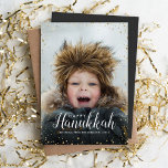 Cartes Pour Fêtes Annuelles Bonne Hanoukka | Parties scintillant Glitz Faux su<br><div class="desc">Des cartes photos de vacances imprimés sur mesure abordables avec des modèles simples pour la personnalisation. Ce design moderne chic a une bordure de confetti en faux parties scintillant et un texte de calligraphie élégant. Le libellé dit "Heureux Hanoukka". Personnalisez-le avec vos photos et ajoutez votre nom de famille et...</div>