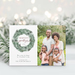 Cartes Pour Fêtes Annuelles Bonnes Fêtes Pine Tree Wreath Photo<br><div class="desc">Pine Tree Wath Noël | Carte de vacances avec script "Bonnes Fêtes" et motif de branche de pin sur le dos. Pour une personnalisation plus avancée de cette conception, cliquez sur le BOUTON OUTIL DESIGN BLEU pour modifier la police, la taille et la couleur. Des articles correspondants sont également disponibles....</div>