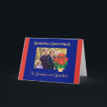 Cartes Pour Fêtes Annuelles Bonnes Fêtes Poinsettia pour personnaliser<br><div class="desc">Une carte de Noël lumineuse et festive "Bonnes Fêtes à personnaliser sur la couverture avec votre propre photo et votre accueil. Le design comprend une casserole dorée de Poinsettias rouges vifs sur un arrière - plan bleu profond d'un collage de papier peint à la main par Judy Adamson. Vous pouvez...</div>