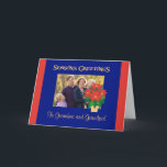 Cartes Pour Fêtes Annuelles Bonnes Fêtes Poinsettia pour personnaliser<br><div class="desc">Une carte de Noël lumineuse et festive "Bonnes Fêtes à personnaliser sur la couverture avec votre propre photo et votre accueil. Le design comprend une casserole dorée de Poinsettias rouges vifs sur un arrière - plan bleu profond d'un collage de papier peint à la main par Judy Adamson. Vous pouvez...</div>