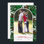 Cartes Pour Fêtes Annuelles Bonnes Fêtes vertes en arc de verdure<br><div class="desc">Cette carte de voeux plate est dotée d'un cadre photo moderne en arc vertical accentué d'une bordure de verdure hivernale. Le design offre un texte élégant et un arrière - plan vert foncé. Photographie © Storytree Studios,  Stanford,  CA</div>