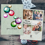Cartes Pour Fêtes Annuelles Boules de Noël colorées 4 Collage de photos de fam<br><div class="desc">Vous cherchez une carte de Noël avec des boules de Noël et des flocons de neige? Regardez nos ballons de Noël colorés 4 Family Photo Collage Carte de vacances! Cette carte présente de belles boules de Noël et des flocons de neige à l'avant. À l'arrière, vous pouvez personnaliser le texte...</div>