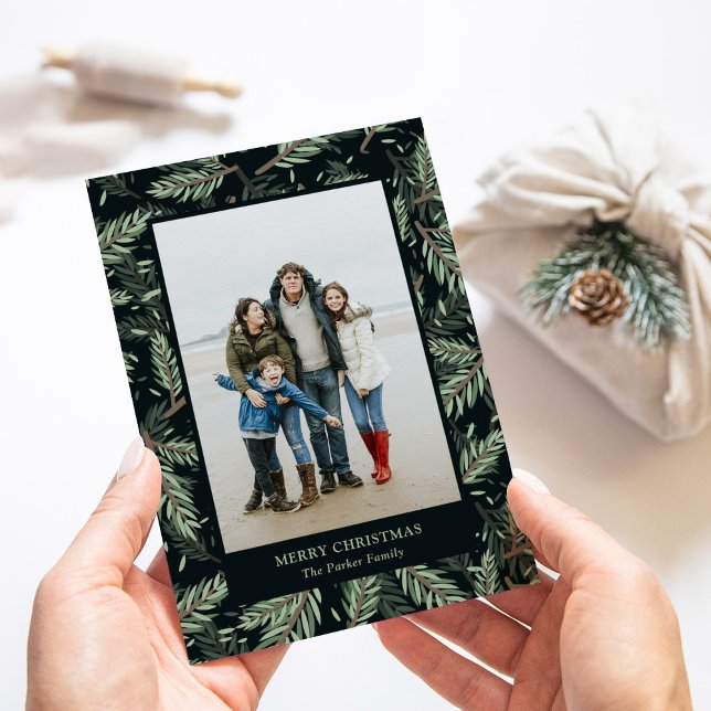 Cartes Pour Fêtes Annuelles Branches de Noël élégantes en noir | Photo (An elegant holiday photo card with Christmas pine branches on a dark background)