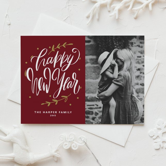 Cartes Pour Fêtes Annuelles Burgundy Calligraphy and Wreath New Year Photo (Customizable burgundy photo Happy New Year card featuring modern calligraphy and wreath.)