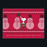 Cartes Pour Fêtes Annuelles cacahuètes | Snoopy Christmas Sweater Snowman<br><div class="desc">Envoyez cette carte de vacances amusante Peanuts à vos amis et à votre famille. Ajoutez vos noms et photos.</div>