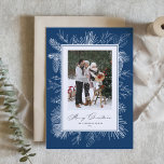 Cartes Pour Fêtes Annuelles Cadre botanique bleu marine Joyeux Noël Photo<br><div class="desc">Joyeux Noël! Envoyez vos voeux de Noël avec cette carte photo de Noël à thème vintage. Il présente une ligne vintage de pinecones, d'aiguilles de pin et de saints avec un arrière - plan bleu marine. Personnalisez en ajoutant votre photo, vos noms, votre année et votre message. Cette carte photo...</div>