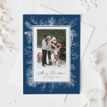 Cartes Pour Fêtes Annuelles Cadre botanique vintage Bleu Joyeux Noël Photo<br><div class="desc">Joyeux Noël! Envoyez vos voeux de Noël avec cette carte postale de vacances à thème vintage. Il présente une ligne vintage de pinecones, d'aiguilles de pin et de saints avec un arrière - plan bleu marine. Personnalisez en ajoutant votre photo, vos noms, votre année et votre message. Cette carte postale...</div>