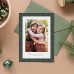 Cartes Pour Fêtes Annuelles Cadre de pied de bois vert classique photo de Noël<br><div class="desc">Un vert festif et classique sur un motif vert en pied de montagne encadre une seule photo verticale sur cette carte de vacances classique. Le type simple permet d'avoir de la place pour un accueil personnalisé ("Joyeux Noël" peut être changé en "Joyeux Vacances" ou tout ce que vous voulez), le...</div>