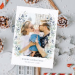 Cartes Pour Fêtes Annuelles Cadre floral hivernal bleu poussiéreux Photo<br><div class="desc">Voici notre magnifique carte de vacances avec un cadre floral à l'aquarelle bleu poussiéreux doux et des baies de Noël bleues ! Cette belle carte est le moyen idéal pour envoyer des vœux de vacances chaleureux à vos proches. La carte comporte un espace photo personnalisable, vous permettant d'ajouter votre photo...</div>