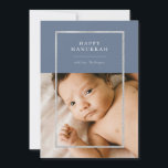 Cartes Pour Fêtes Annuelles Cadre moderne en argent Hanoukka Photo Blue<br><div class="desc">Elégant cadre en feuille d'argent,  Happy Hanoukka Holiday carte photo. Caractéristiques,  une photo à l'avant et deux espaces modèles photo à l'arrière de la carte avec coordination des arrière - plans de couleur bleue.</div>