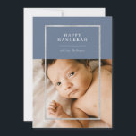Cartes Pour Fêtes Annuelles Cadre moderne en argent Hanoukka Photo Blue<br><div class="desc">Elégant cadre en feuille d'argent,  Happy Hanoukka Holiday carte photo. Caractéristiques,  une photo à l'avant et deux espaces modèles photo à l'arrière de la carte avec coordination des arrière - plans de couleur bleue.</div>