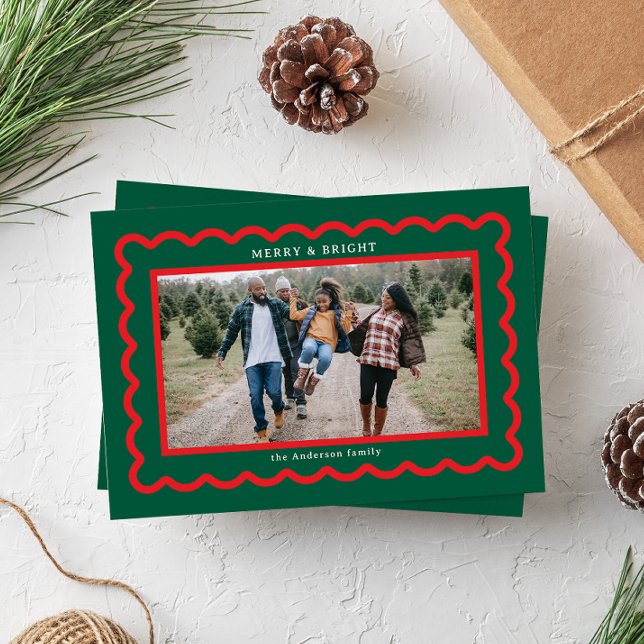 Cartes Pour Fêtes Annuelles Cadre photo simple de pétoncle vert et rouge (dark green Christmas holiday family photo card with simple modern text and red scalloped frame)