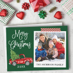 Cartes Pour Fêtes Annuelles Calligraphie Camion de Noël Bande d'embarcation ra<br><div class="desc">Script de calligraphie moderne Aquarelle Vintage Camion rouge avec arbre de Noël,  Caméra instantanée Style Photo Joyeux Carte de Noël - Arrière - plan vert de forêt et bande d'artisanat rouge et blanc</div>