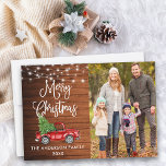 Cartes Pour Fêtes Annuelles Calligraphie Camion de Noël Photo Lumières bois<br><div class="desc">Script de calligraphie moderne Joyeux Noël Photo Carte de vacances - Aquarelle Camion rouge Vintage avec arbre de Noël - Bois rustique avec lumières à cordes</div>