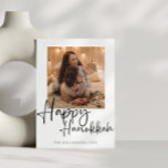 Cartes Pour Fêtes Annuelles Calligraphie minimaliste Bonne photo Hanoukka<br><div class="desc">Célébrez l'Hanoukka dans le style avec cette carte de vacances photo minimaliste avec une élégante calligraphie en noir et blanc. Parfait pour les familles,  ce design chic allie typographie moderne et photo préférée,  créant un accueil de vacances intemporel.</div>
